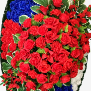 Венок патриотический из искусственных цветов в цвете российского флага.