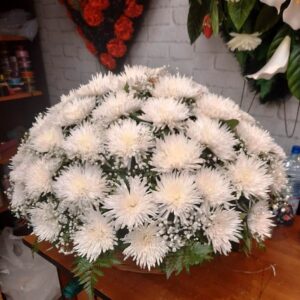 Траурная корзина из живых цветов из белых хризантем на похороны.