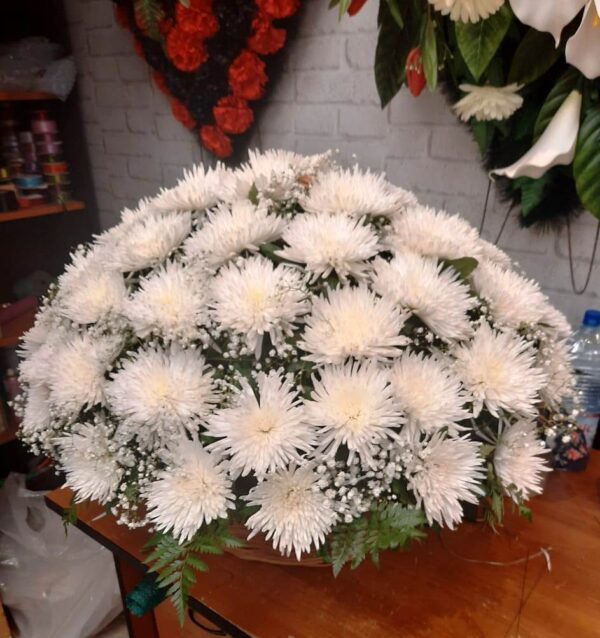Траурная корзина из живых цветов из белых хризантем на похороны.