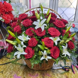 корзина из красных роз на похороны